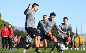 Lần đầu tập huấn cùng SC Heerenveen, Đoàn Văn Hậu phải biểu diễn trước cả đội